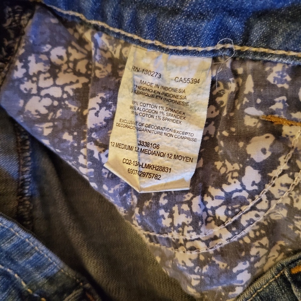 Cropped Lee Capris - Picture 5 of 7